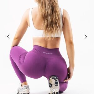 Alphalete REVIVE HIGH RISE LEGGING
Women's Seamless Legging